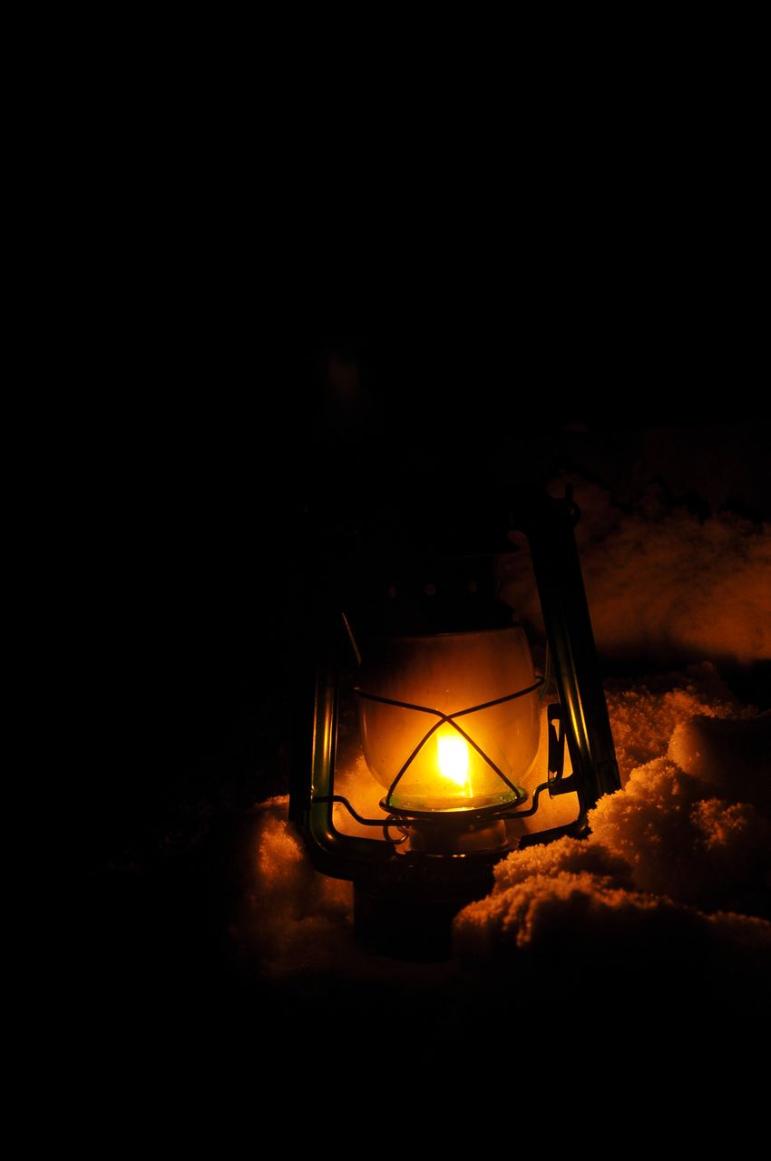 如果将父亲比作太阳,母亲就是那漆黑夜里的一盏灯,虽然微弱,却能在