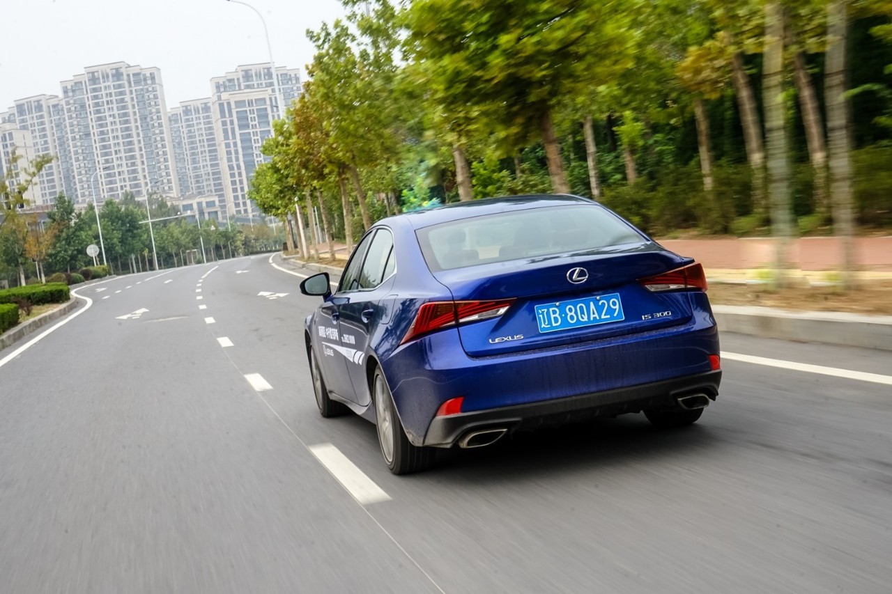 30多万B级车，它才是首选，买不到比它更好的！试驾雷克萨斯IS300
