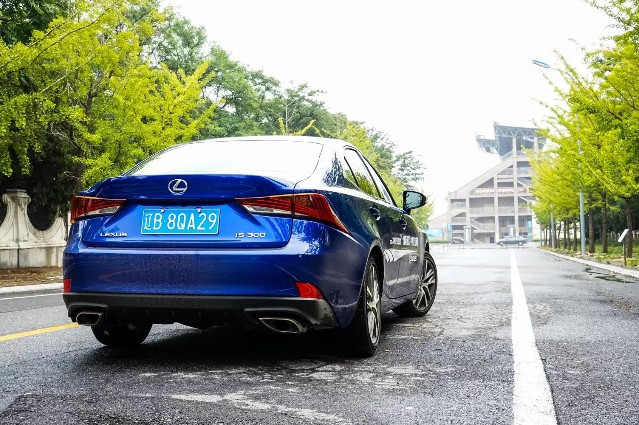30多万B级车，它才是首选，买不到比它更好的！试驾雷克萨斯IS300
