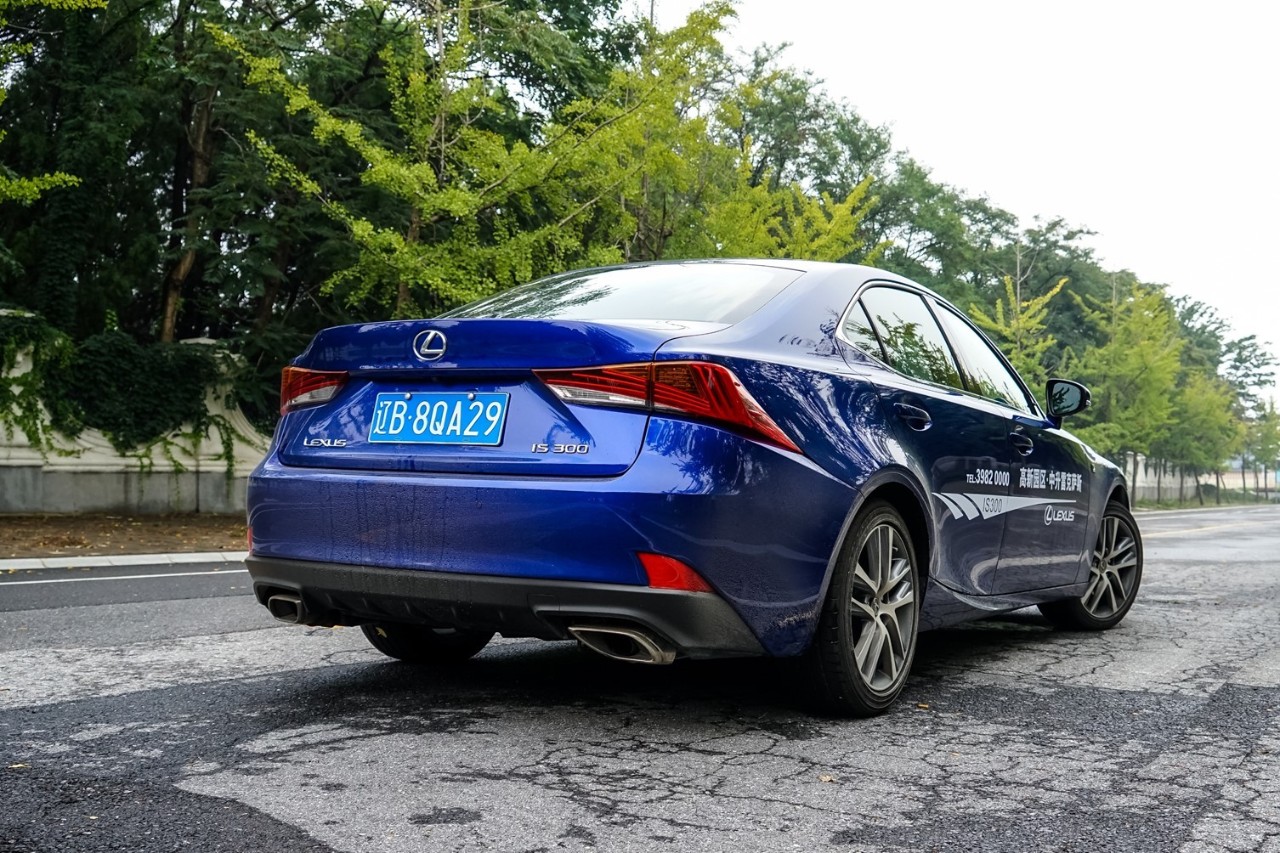 30多万B级车，它才是首选，买不到比它更好的！试驾雷克萨斯IS300