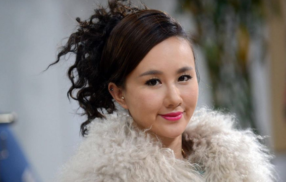 曾是王晶青睐的晶女郎,靠《澳门风云2》走红,有前途却退隐经商