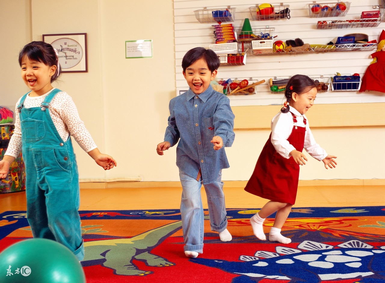 十个幼儿园无道具体育游戏，卷炮竹绿灯跑跑等，经典玩法教学有方