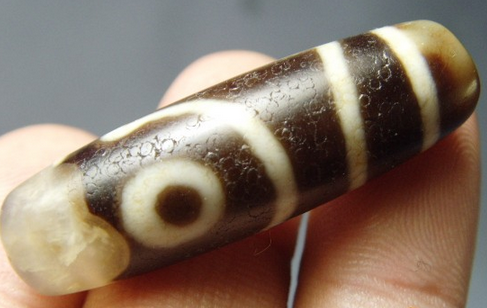 不是随随便便佩戴就可以了,它佩戴的时候是有讲究的~(龙鳞凤血天珠)