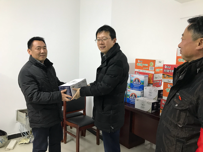 1月5日晚,区委常委,办公室主任张晨率办公室工作人员一行到永胜社区