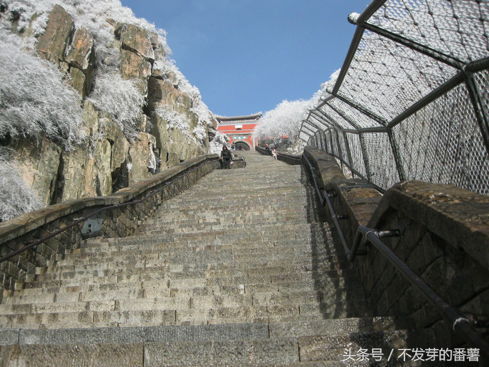 泰安高鐵站,這個站去泰山比較遠,打的過去約30元.