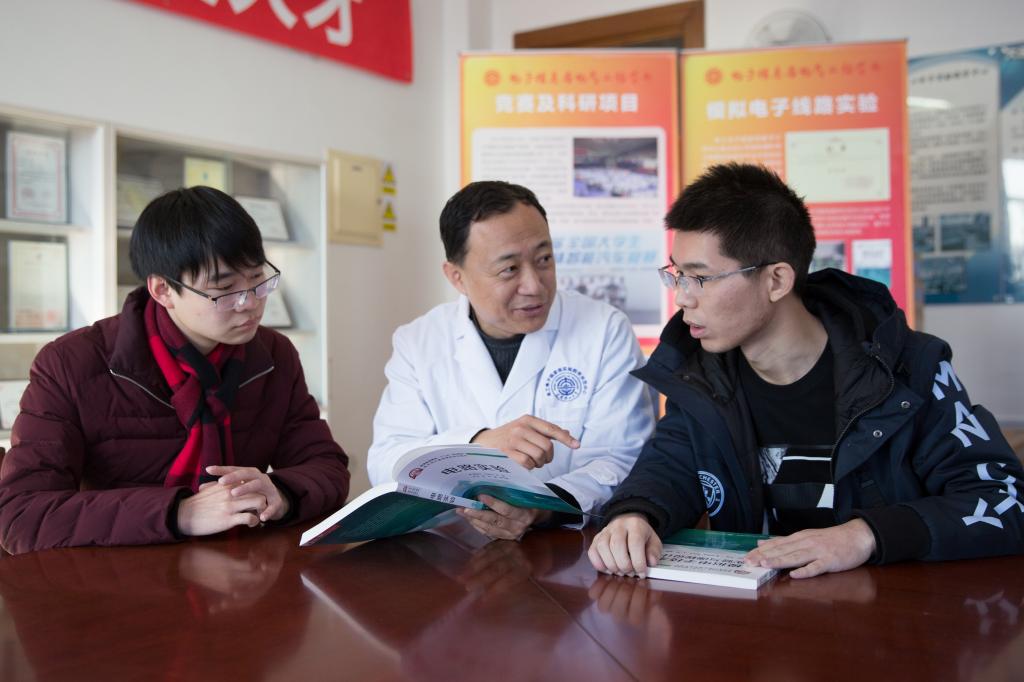 做朝阳下辛勤的耕耘者——记大连理工大学老师王开宇