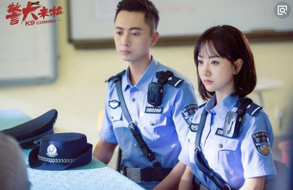 杨蓉成为一名英俊的女警察，主演了电视剧《警犬来了》。