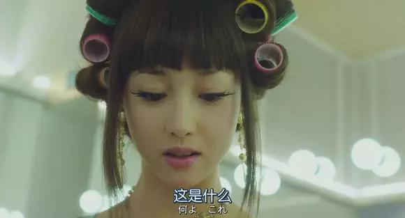 这位大妈是莉莉子的经纪人,莉莉子很不爽报纸上不是她的单人照,别人没