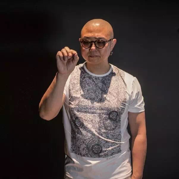 宋庄行为艺术(宋庄举办极限行为艺术展,粟宪庭闭目参演)