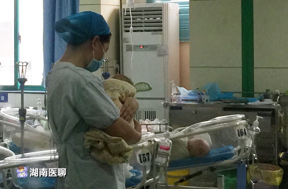 湖南女子孕27周早产下仅2.6斤重男婴，治疗花费18万！