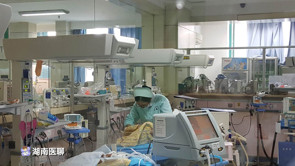 湖南女子孕27周早产下仅2.6斤重男婴，治疗花费18万！