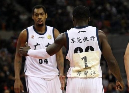 nba球衣为什么要贴胶布(球衣用手写号码？麦迪也有“特制”球衣，网友吐槽CBA太业余)