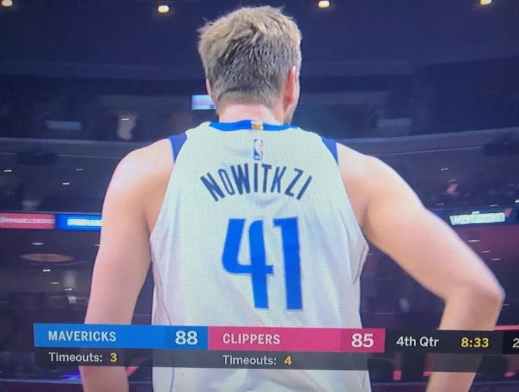 nba球衣为什么要贴胶布(球衣用手写号码？麦迪也有“特制”球衣，网友吐槽CBA太业余)