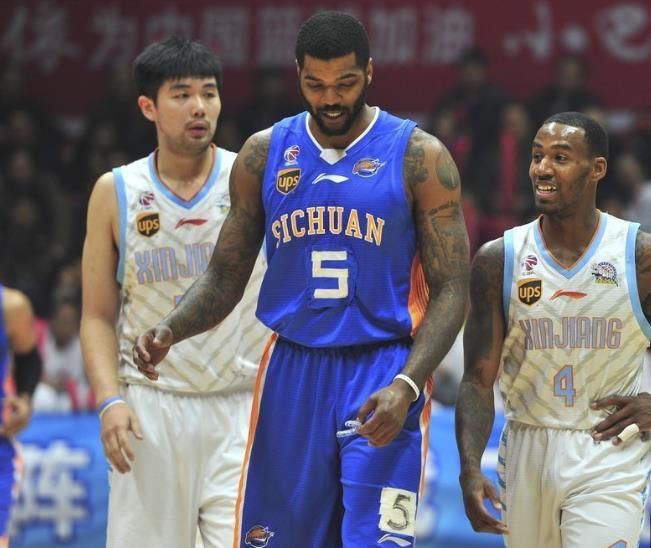 nba球衣为什么要贴胶布(球衣用手写号码？麦迪也有“特制”球衣，网友吐槽CBA太业余)