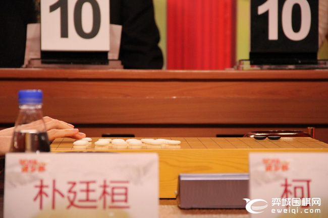 贺岁杯足球决赛哪里直播呀(弈城围棋正在直播2018年CCTV贺岁杯决赛 柯洁执黑对朴廷桓)