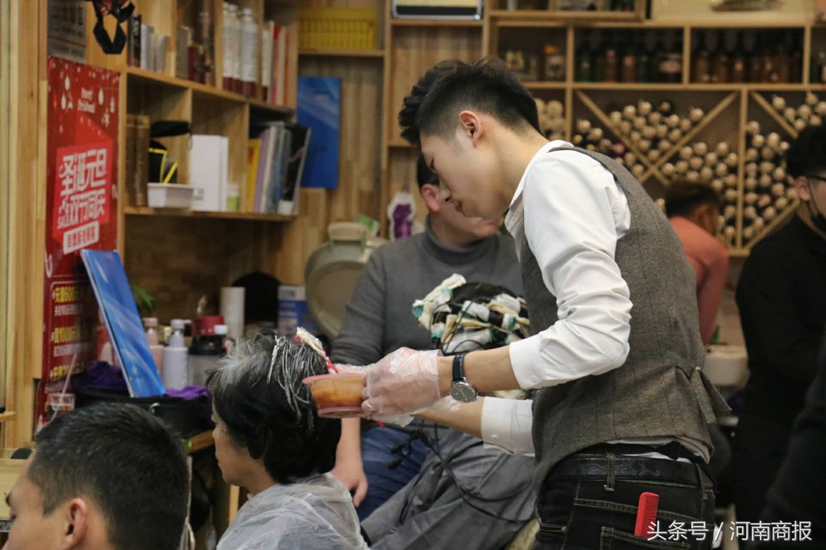 节前理发店生意火爆，有人去三次没剪成！发型师忙到凌晨三四点