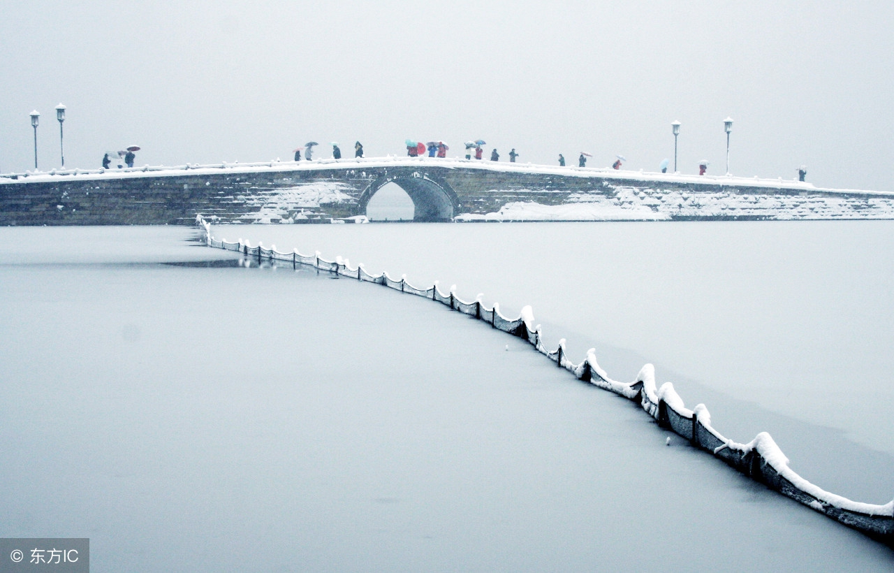西湖之胜 晴不如雨 雨不如月 月不如雪 断桥残雪冷艳最销魂!