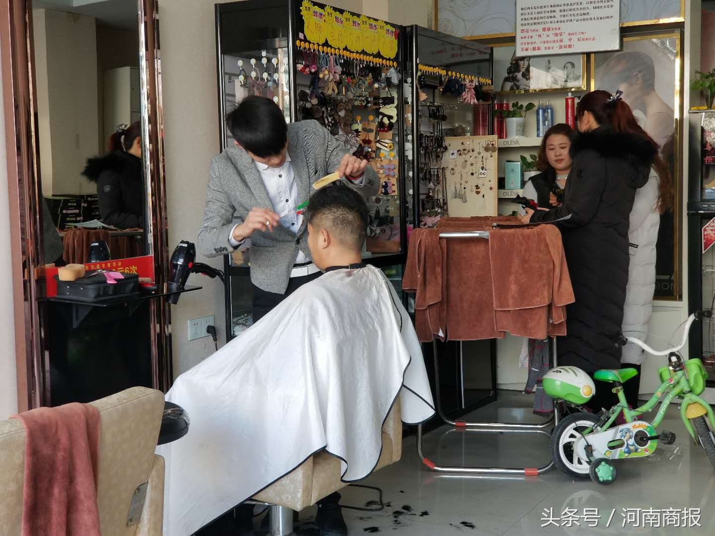 节前理发店生意火爆，有人去三次没剪成！发型师忙到凌晨三四点