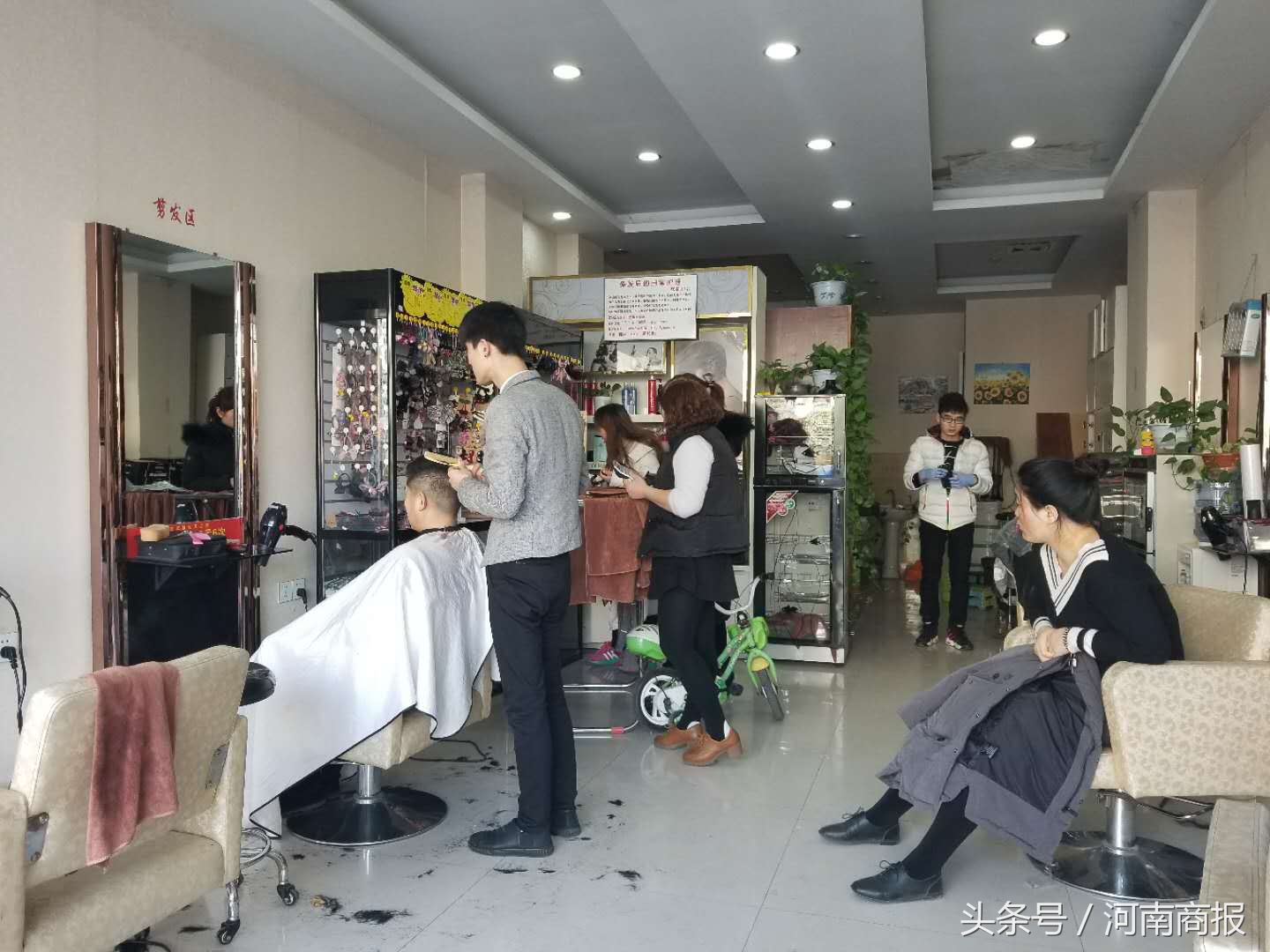 节前理发店生意火爆，有人去三次没剪成！发型师忙到凌晨三四点