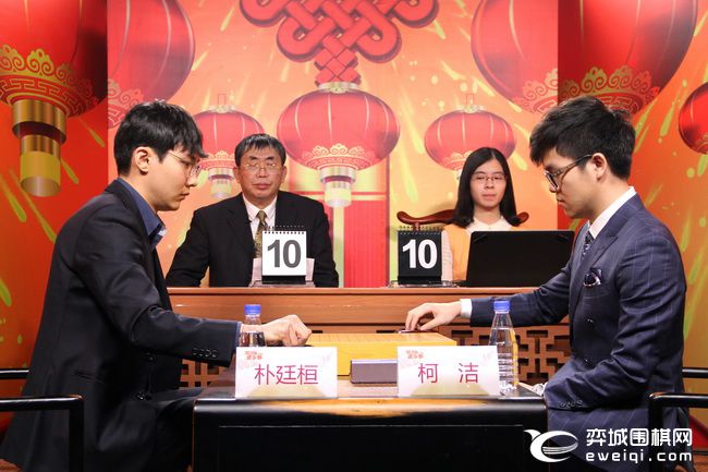 贺岁杯足球决赛哪里直播呀(弈城围棋正在直播2018年CCTV贺岁杯决赛 柯洁执黑对朴廷桓)