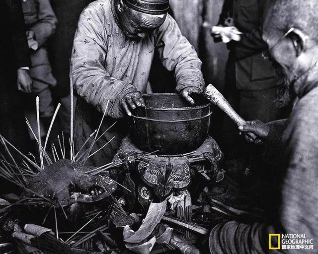 燃香看吉凶图(1950年 中国香客用这种方式庆祝春节)