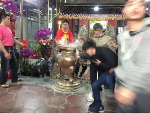台湾台中梧栖浩天宫：民众除夕夜抢头香场面混乱