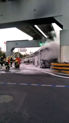 公交车清晨自燃烧毁 幸无人员伤亡
