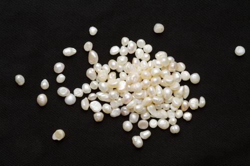 辨别珍珠真假的简单方法