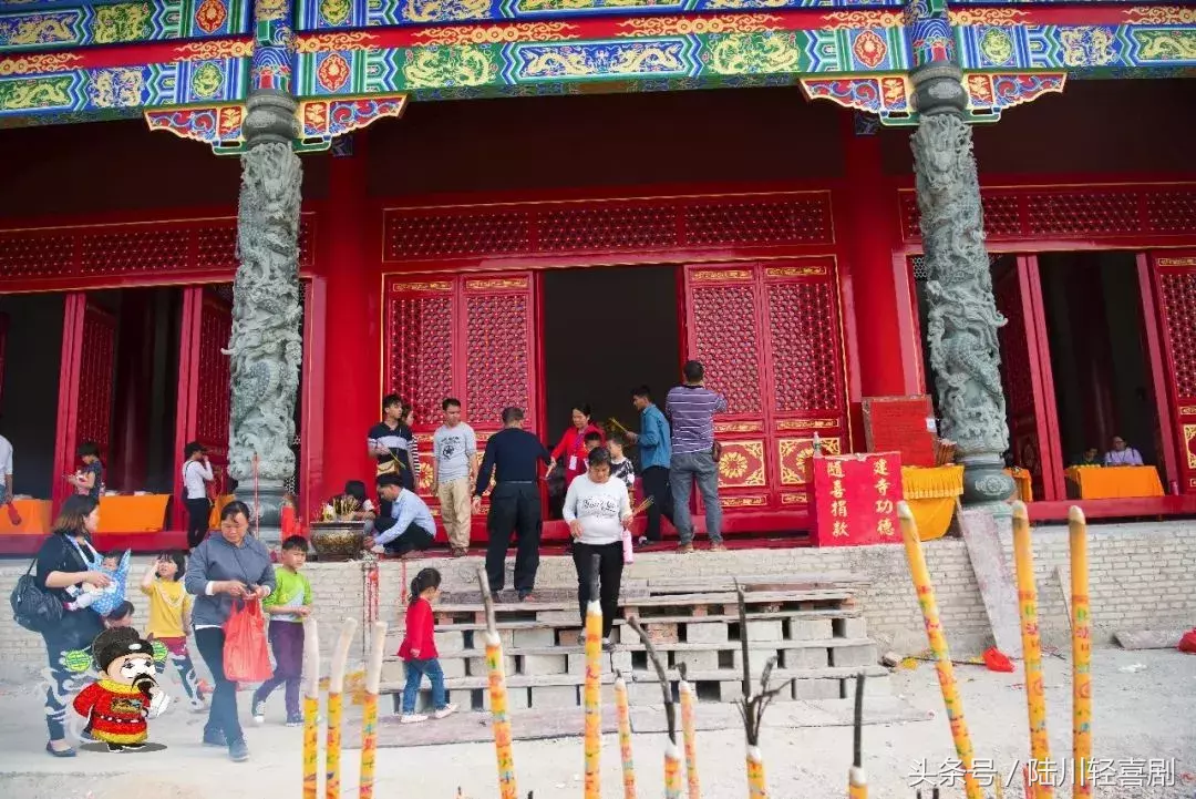 壮观！广西陆川县的少林寺人山人海，上香的人们络绎不绝