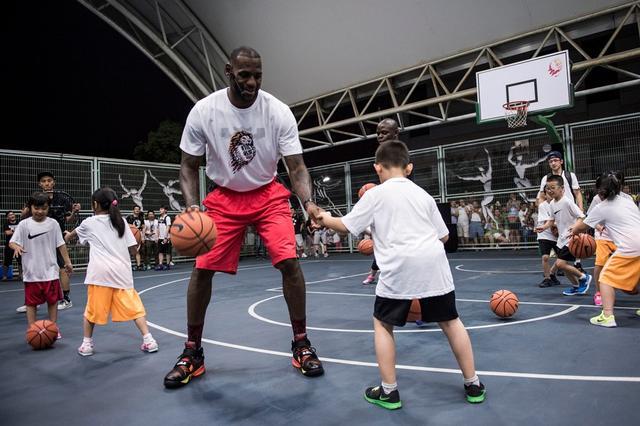 为什么nba球星都能过人(中国球迷面对NBA球星时，为什么变向过人过不了，不起作用呢？)