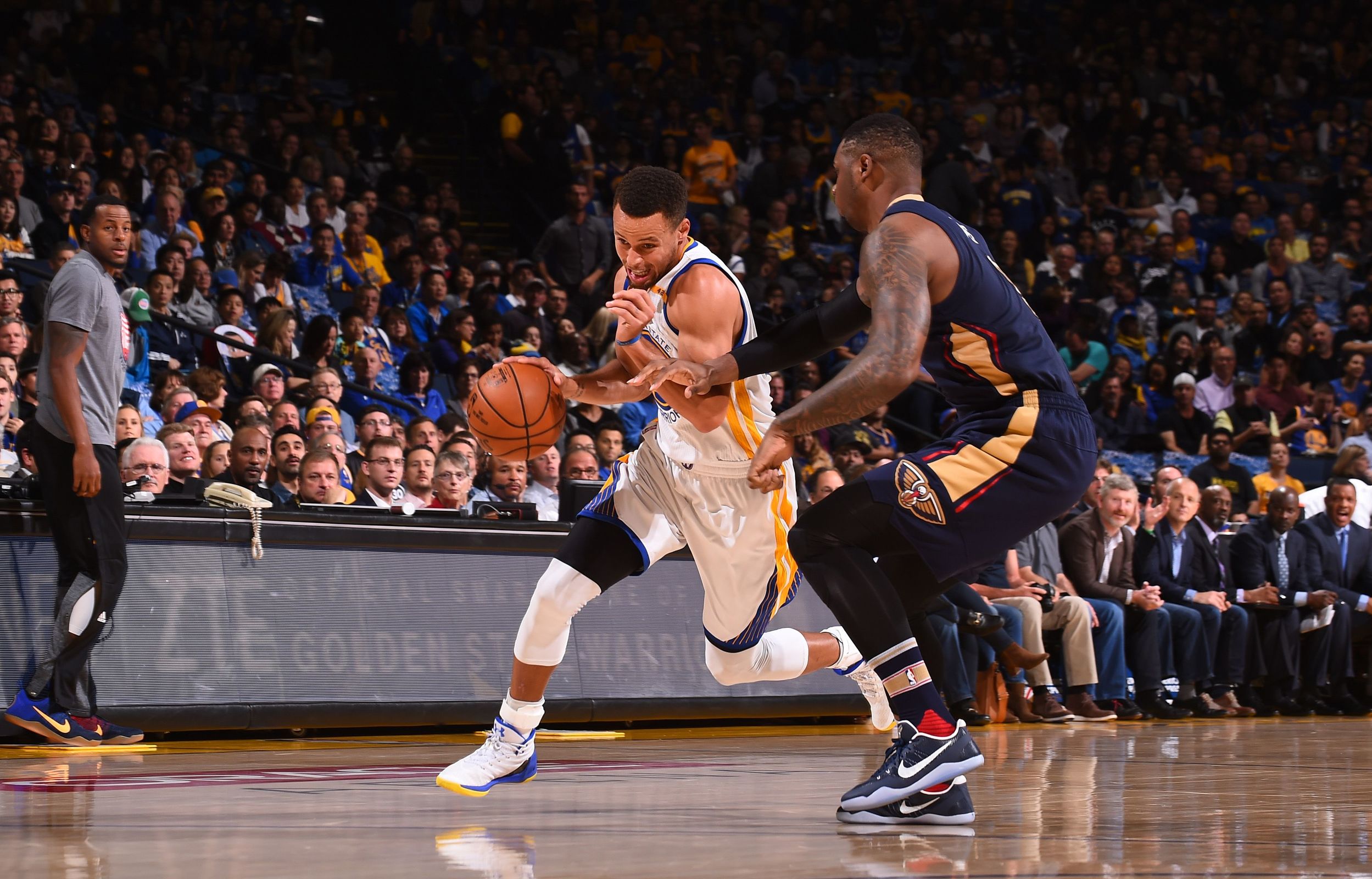 nba庆祝为什么要伸手拦住(看NBA多年的假象：不伸手能防止哈登“碰瓷”，一图告诉你不可能)