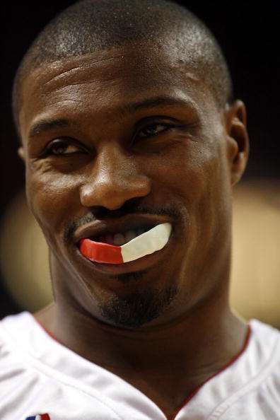 为什么nba球员打球时戴牙套(NBA哪种装备最帅气？艾弗森引领护臂潮流，牙套都有3种颜色)
