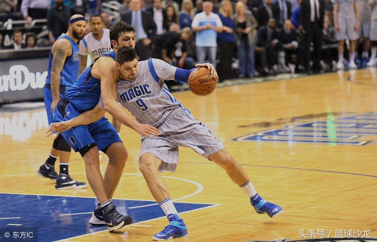 为什么nba不小心踩到脚(里程碑之夜，库里踩到渣渣伤了脚踝，是本能的垫脚还是纯属意外？)