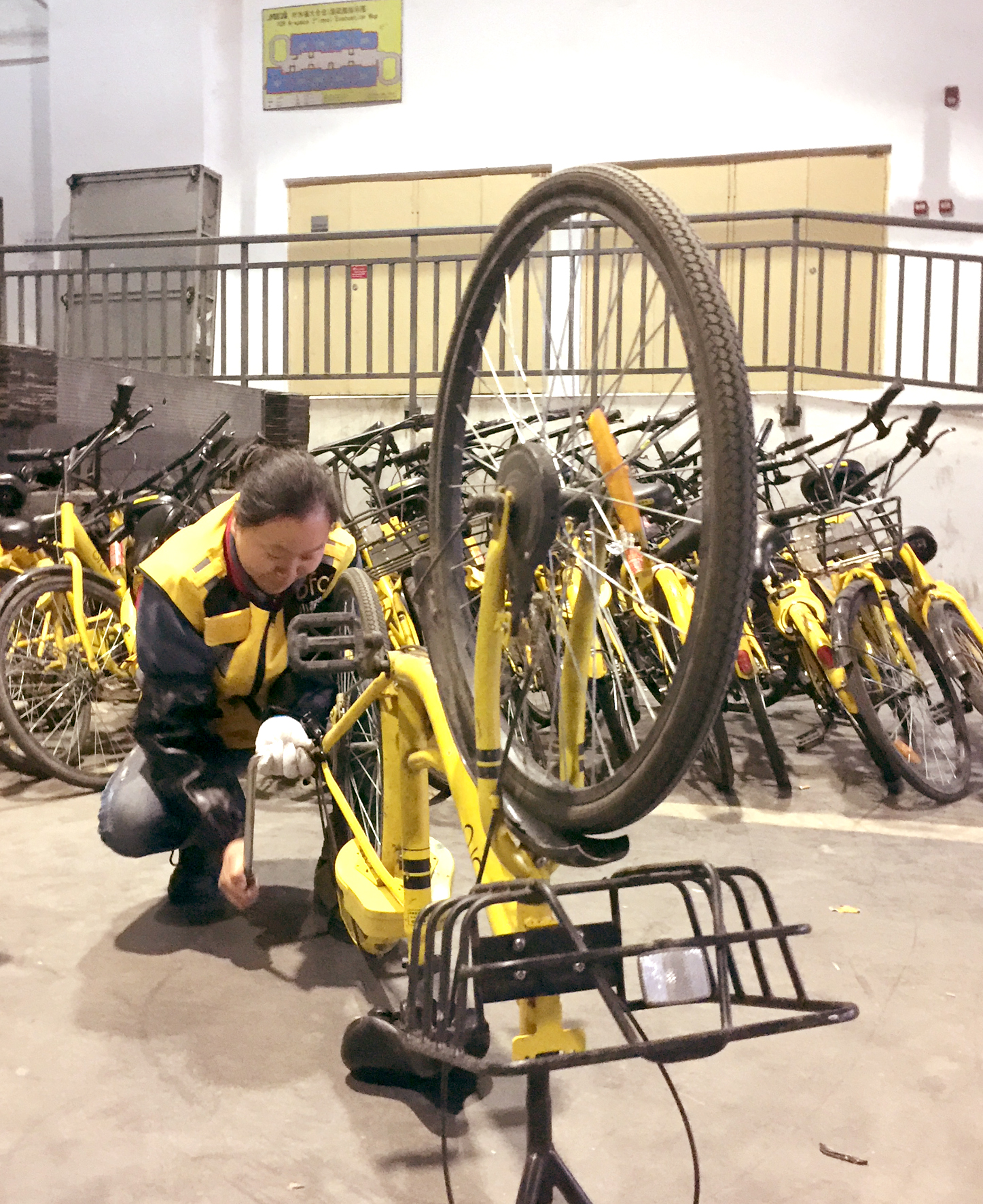 的能量,她左手握住前叉,右手扶着支撑架,抡手一番,自行车被翻转过去