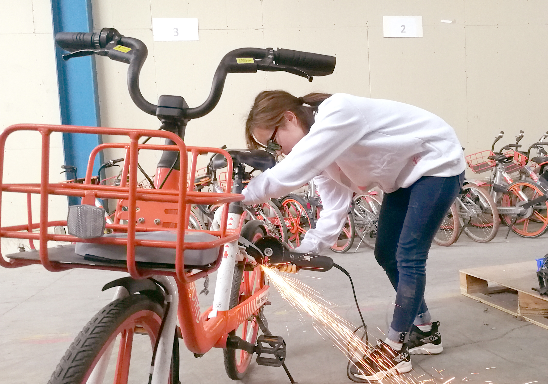 共享单车维修员:工作只有内容之分  没有男女之分