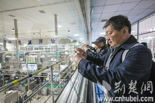 世界杯史上首个乳制品(守护消费者营养健康 揭秘蒙牛一杯牛奶的诞生)