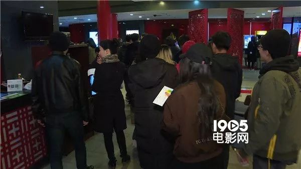 第一次看有男子深夜在电影院……