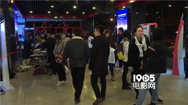 第一次看有男子深夜在电影院……