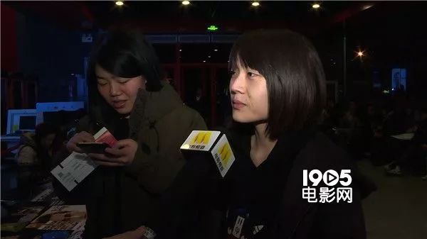 第一次看有男子深夜在电影院……