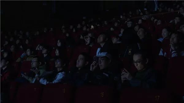 第一次看有男子深夜在电影院……