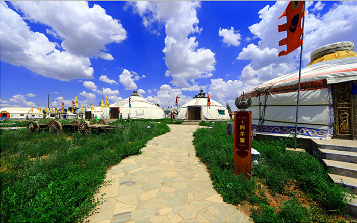 ”踏马扬鞭，驰骋草原，只要我们在一起”