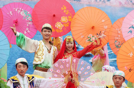 不吼不唱不快活,火辣辣的声腔憨敦敦的情,尕花儿一漫哎嗨呦,留住你