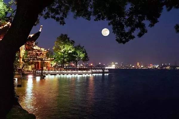 關於雨後公園的散文詩句(春天雨後公園散步的詩句) _晶羽科技