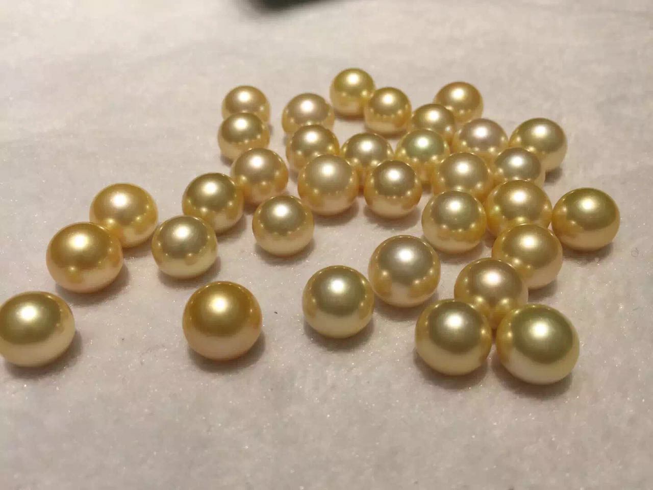一颗金色珍珠值多少钱，金色珍珠是天然的吗？