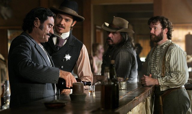 bloys 昨天在 tca(电视评论家协会)的夏季发布会上表示,美剧《朽木》