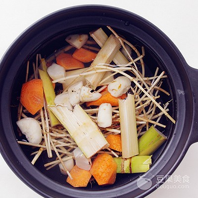 两步熬出夏日清火特饮——茅根竹蔗水