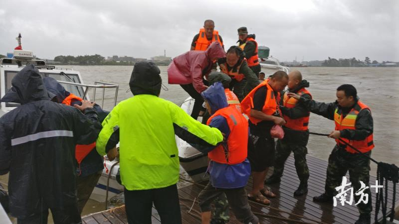 「台风山竹登东莞」从中午到天黑，36名被困在东莞躲避“山竹”的渔民终于获救