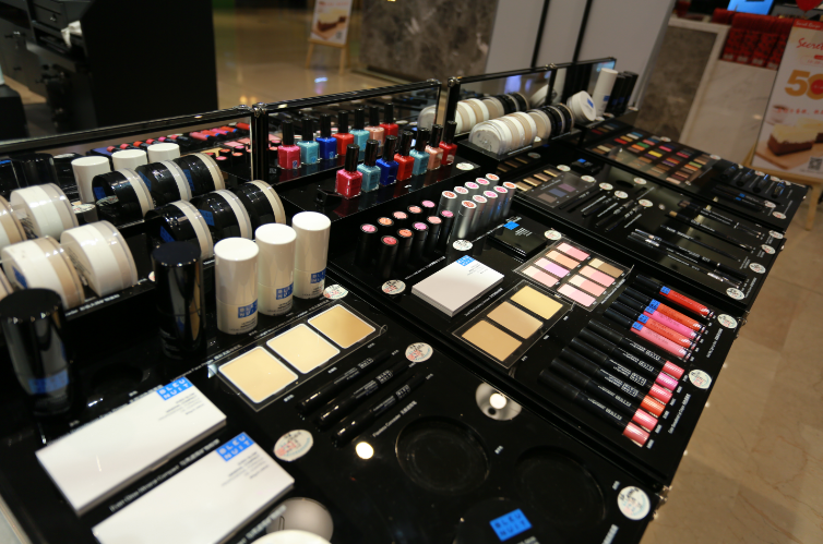 深耕17年 这个本土彩妆品牌如何在百货扎下根