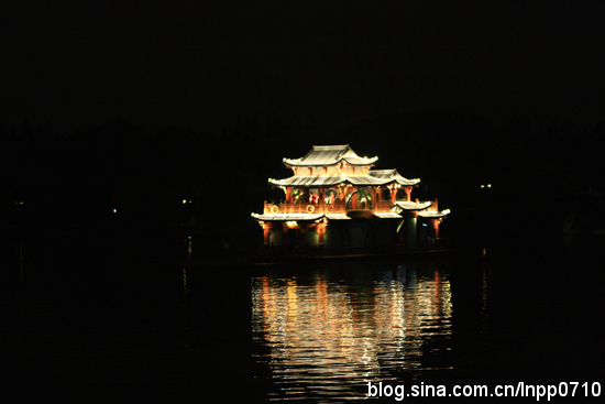 水是西湖云是天，踏遍红尘路，结伴水云间