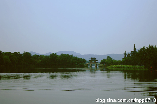 水是西湖云是天，踏遍红尘路，结伴水云间